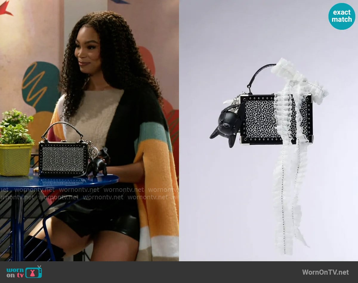 Akira Kelyn Junk Bag worn by Chelsea Hamilton (RhonniRose Mantilla) on Beyond the Gates