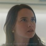 Ashley’s gold necklace and earrings on Beef