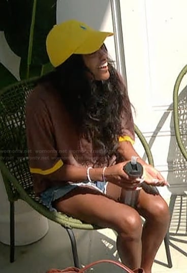 Ciara's brown oversized tee on Summer House