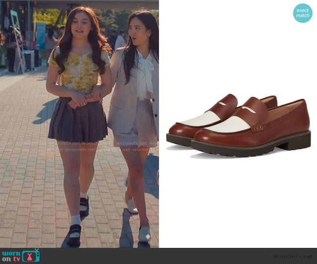 Kitty’s two tone shoes on XO Kitty