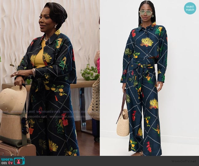 Coniglio Palm Beach Cropped Classic Silk Button Down worn by Barbara Howard (Sheryl Lee Ralph) on Abbott Elementary