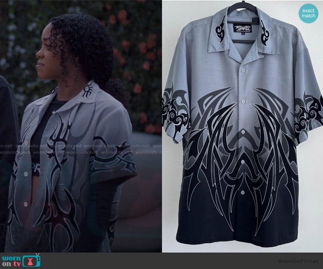 Dragon Fly Black and Gray Shirt worn by Juliana Porter (Regan Aliyah) on XO Kitty
