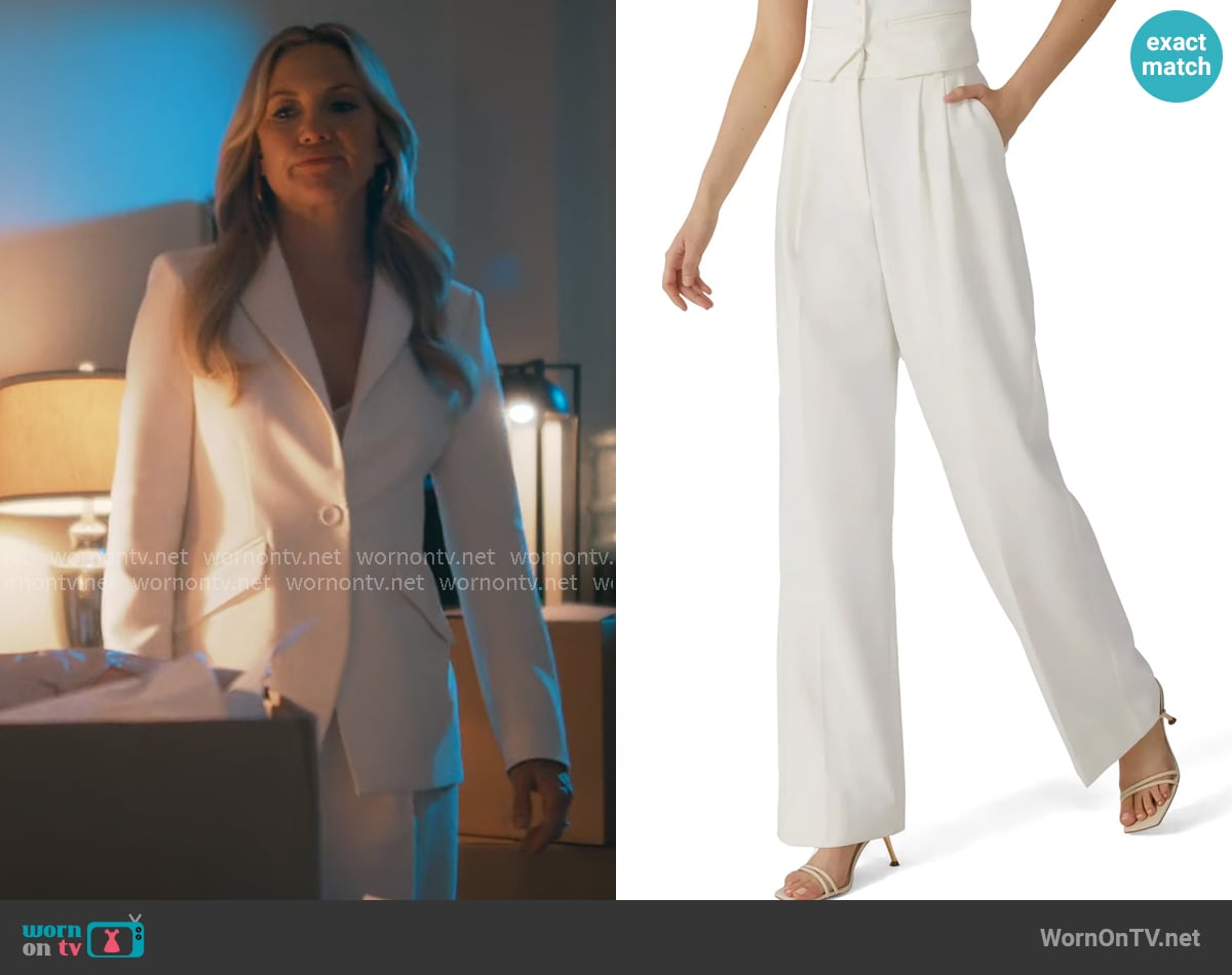 Favorite Daughter The Favorite Pants in Ivory worn by Isla Gordon (Kate Hudson) on Running Point