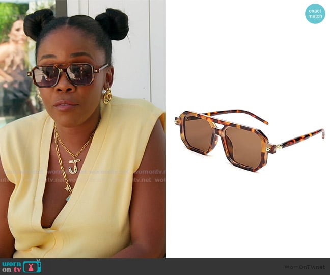 Feisedy Vintage Square Sunglasses worn by Jasmine Goode on The Valley