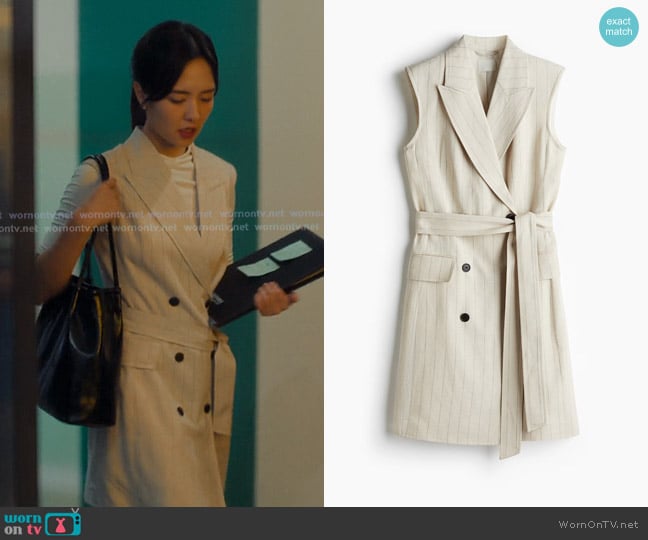 H&M Linen-blend Blazer Dress in Light beige/Pinstriped worn by Jiwon Ahn (Hojo Shin) on XO Kitty