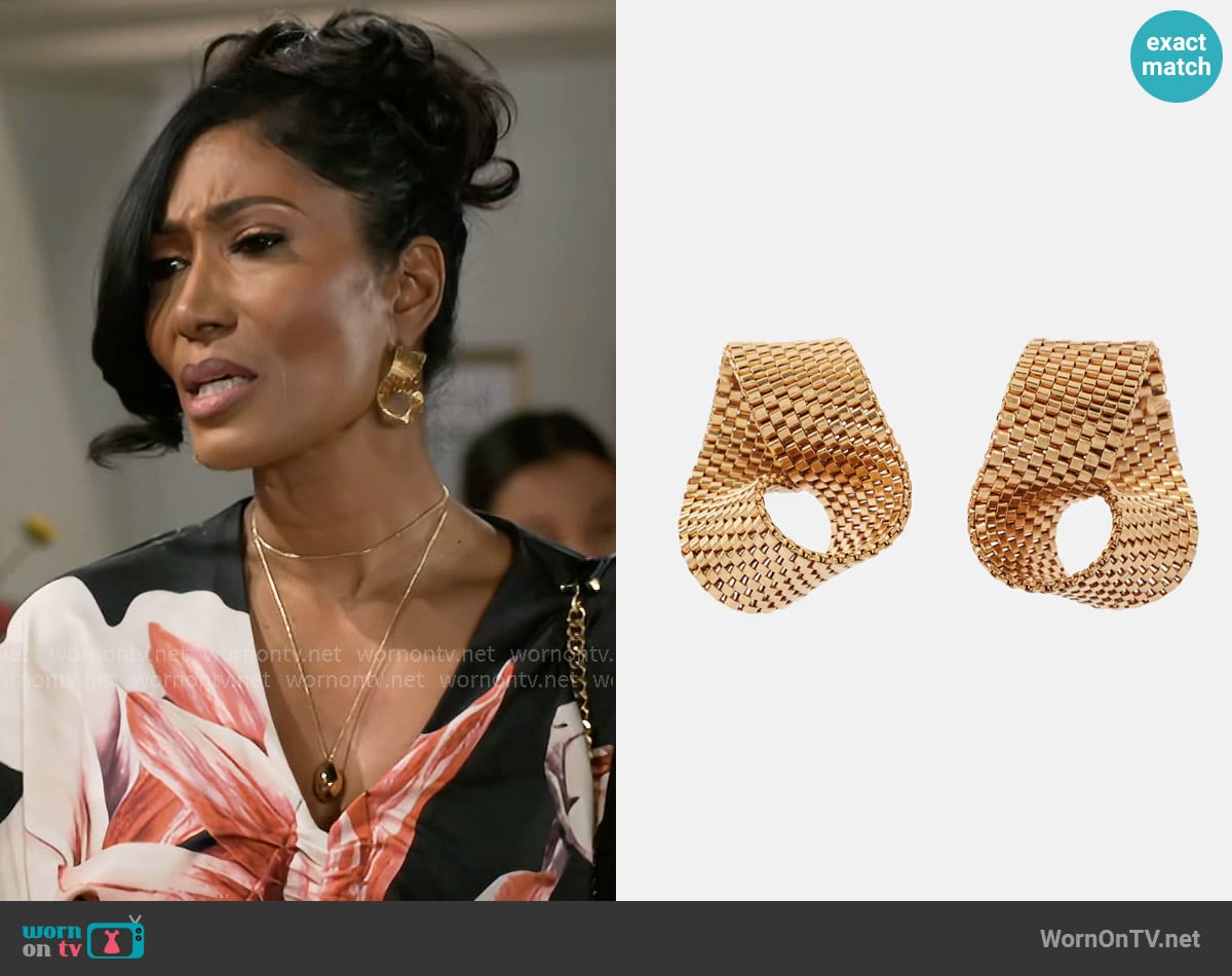 Leslie’s earrings on Beyond the Gates