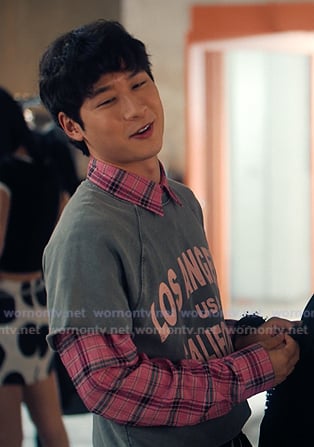 Jin's grey print tee on XO Kitty