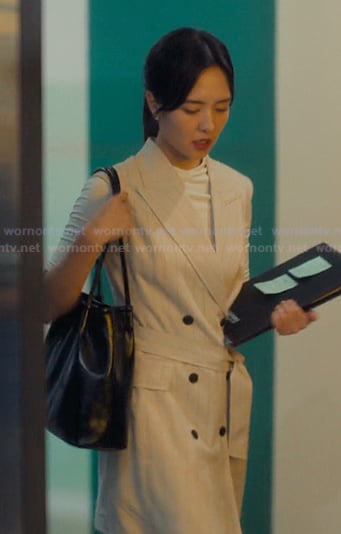 Jiwon’s beige pinstripe sleeveless blazer dress on XO Kitty