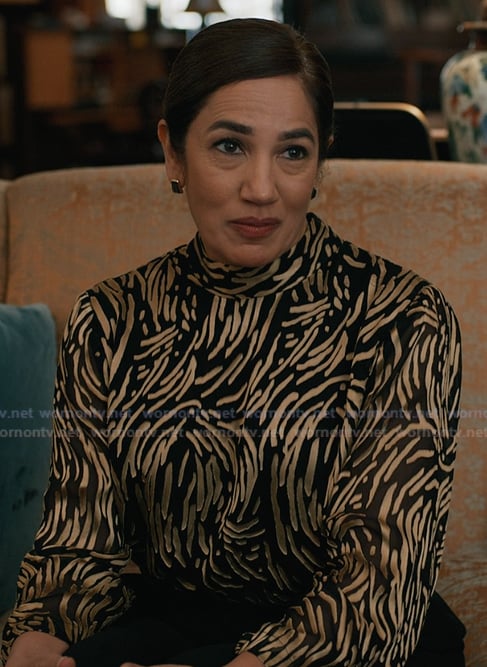 Jules' black and gold metallic top on Elsbeth