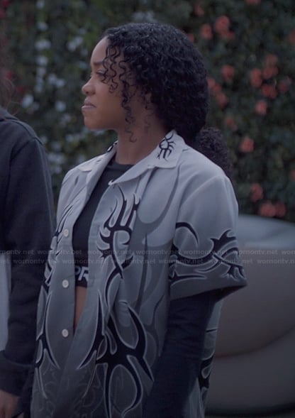 Juliana's gray oversized printed shirt on XO Kitty