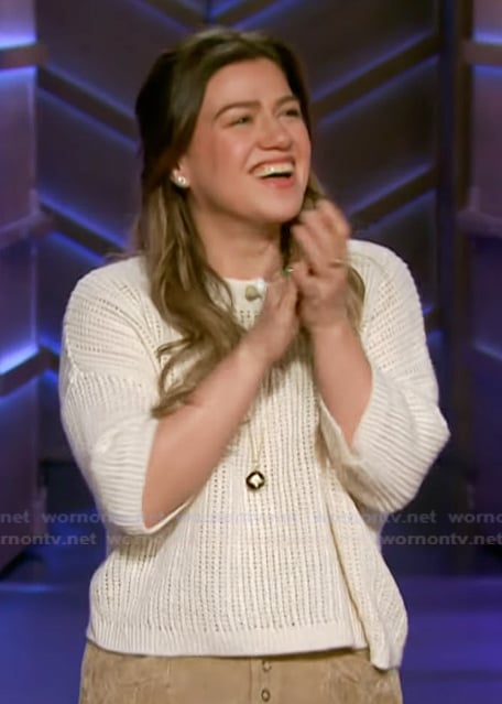 Kelly’s beige knit sweater on The Kelly Clarkson Show