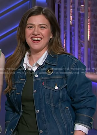 Kelly’s embroidered back denim jacket and brooch on The Kelly Clarkson Show