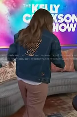 Kelly’s embroidered back denim jacket and brooch on The Kelly Clarkson Show