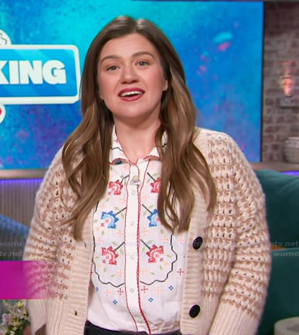 Kelly’s white floral blouse on The Kelly Clarkson Show