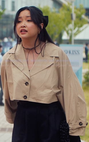 Lara's beige crop trench jacket on XO Kitty