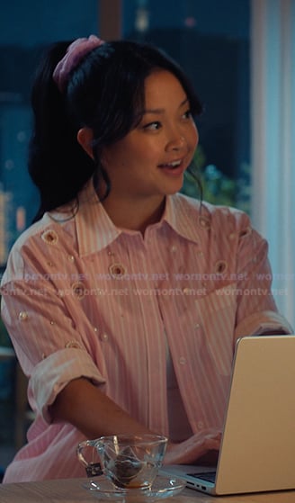 Lara’s pink striped embellished shirt on XO Kitty