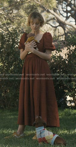 Lindsay’s brown puff sleeve dress on Beef