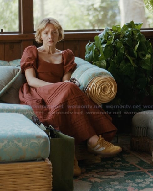 Lindsay's brown puff sleeve dress on Beef