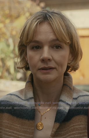 Lindsay's gold necklace on Beef