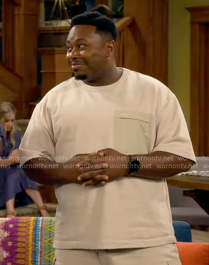 Marty’s beige t-shirt with pocket on The Neighborhood