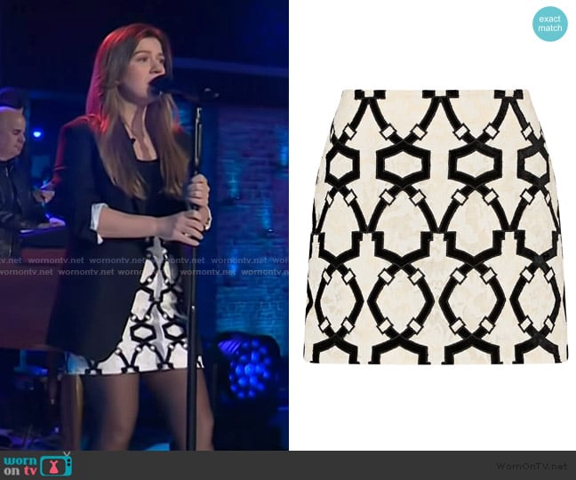 Kelly’s printed mini skirt on The Kelly Clarkson Show Kelly’s printed mini skirt on The Kelly Clarkson Show