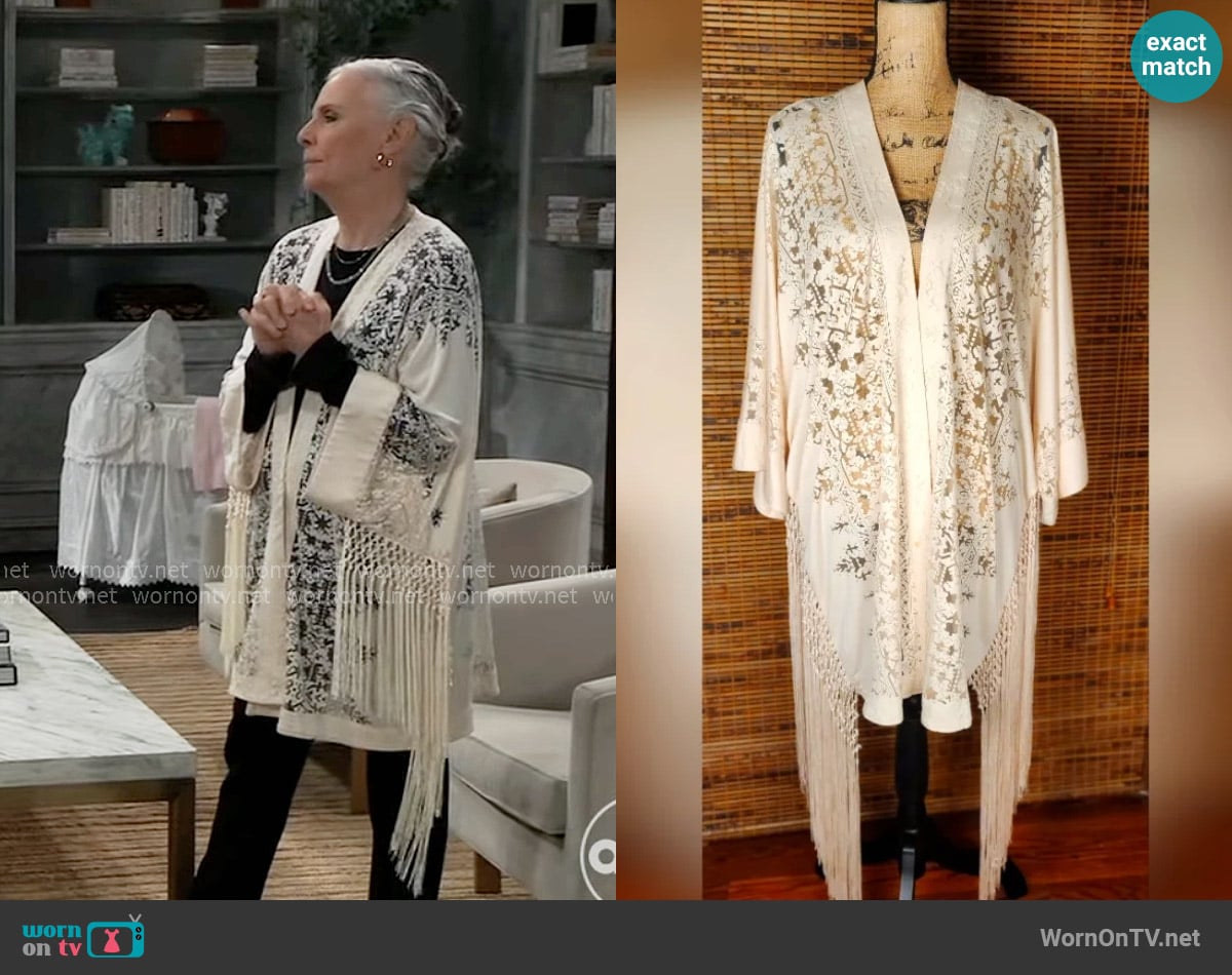 Mossimo Supply Co Cream Textured Fabric Kimono worn by Tracy Quartermaine (Jane Elliot) on General Hospital