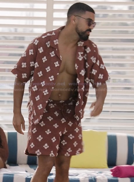 O'Shon's brown printed shirt on Abbott Elementary