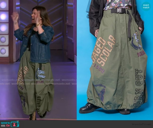 Scolar Balloon denim skirt with belt adjuster worn by Kelly Clarkson on The Kelly Clarkson Show