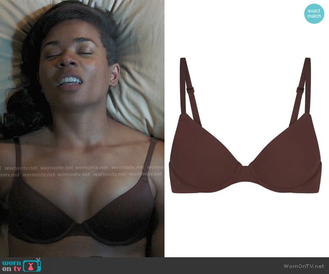 Skims Fits Everybody T-Shirt Bra in Cocoa worn by Simone Griffith (Alexis Floyd) on Greys Anatomy