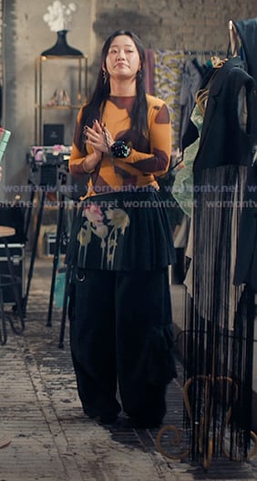 Yuri's grey floral print cargo pants on XO Kitty