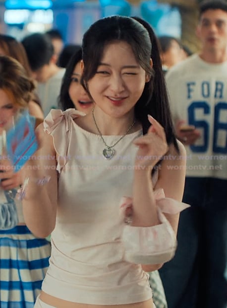 Yuri's heart necklace on XO Kitty