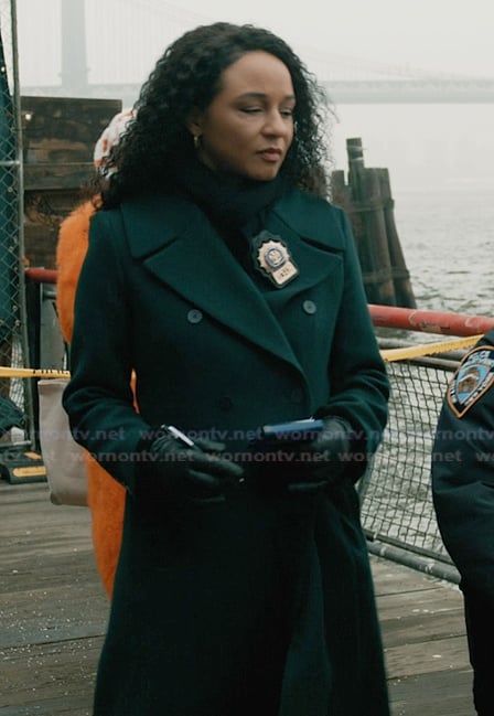 Kaya's green double breasted coat on Elsbeth