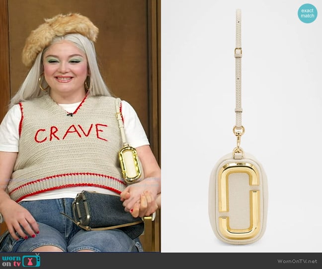 Meg Stalter’s beige shoulder bag on GMA
